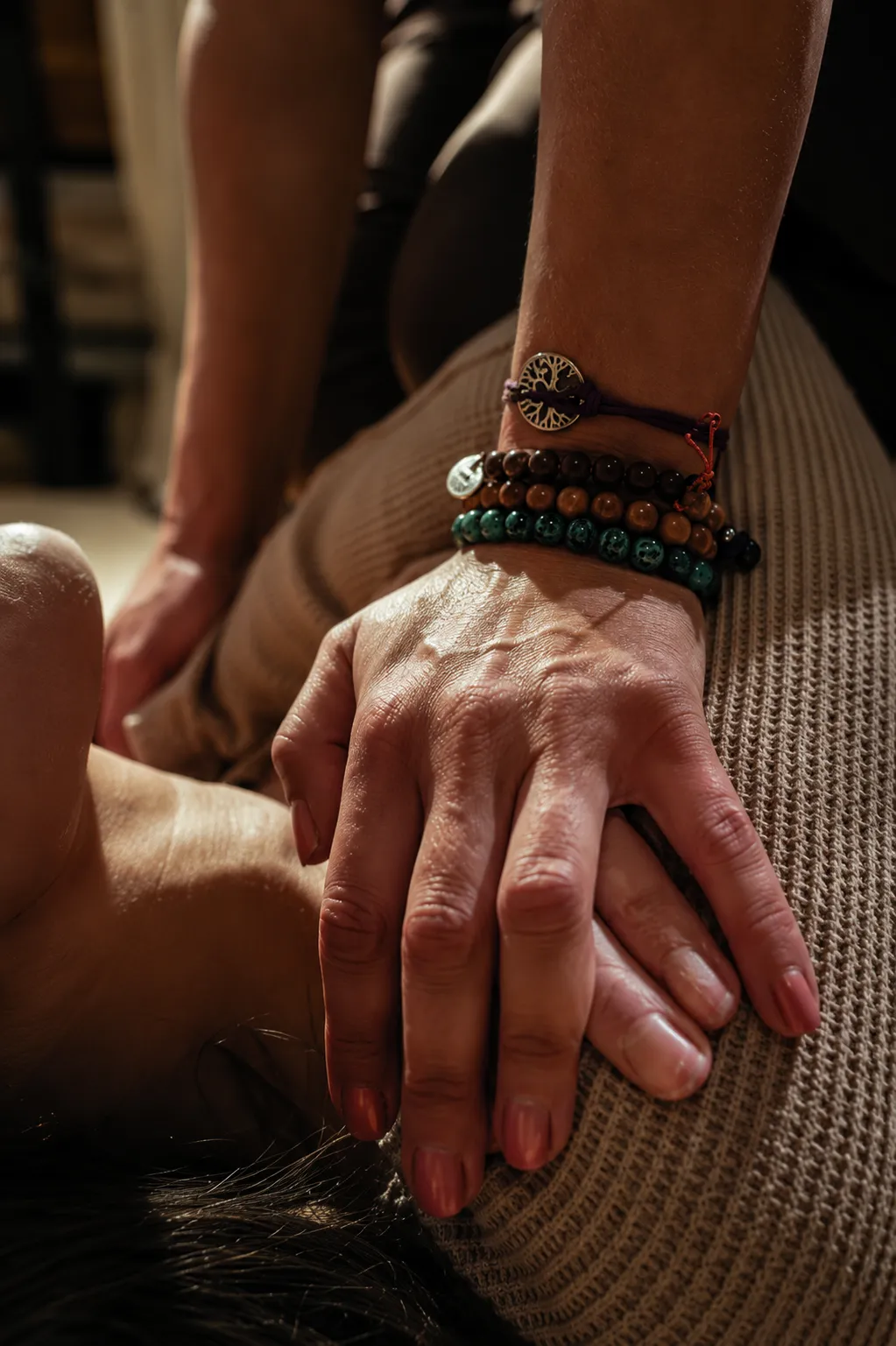 Handen tijdens een bodywork-sessie